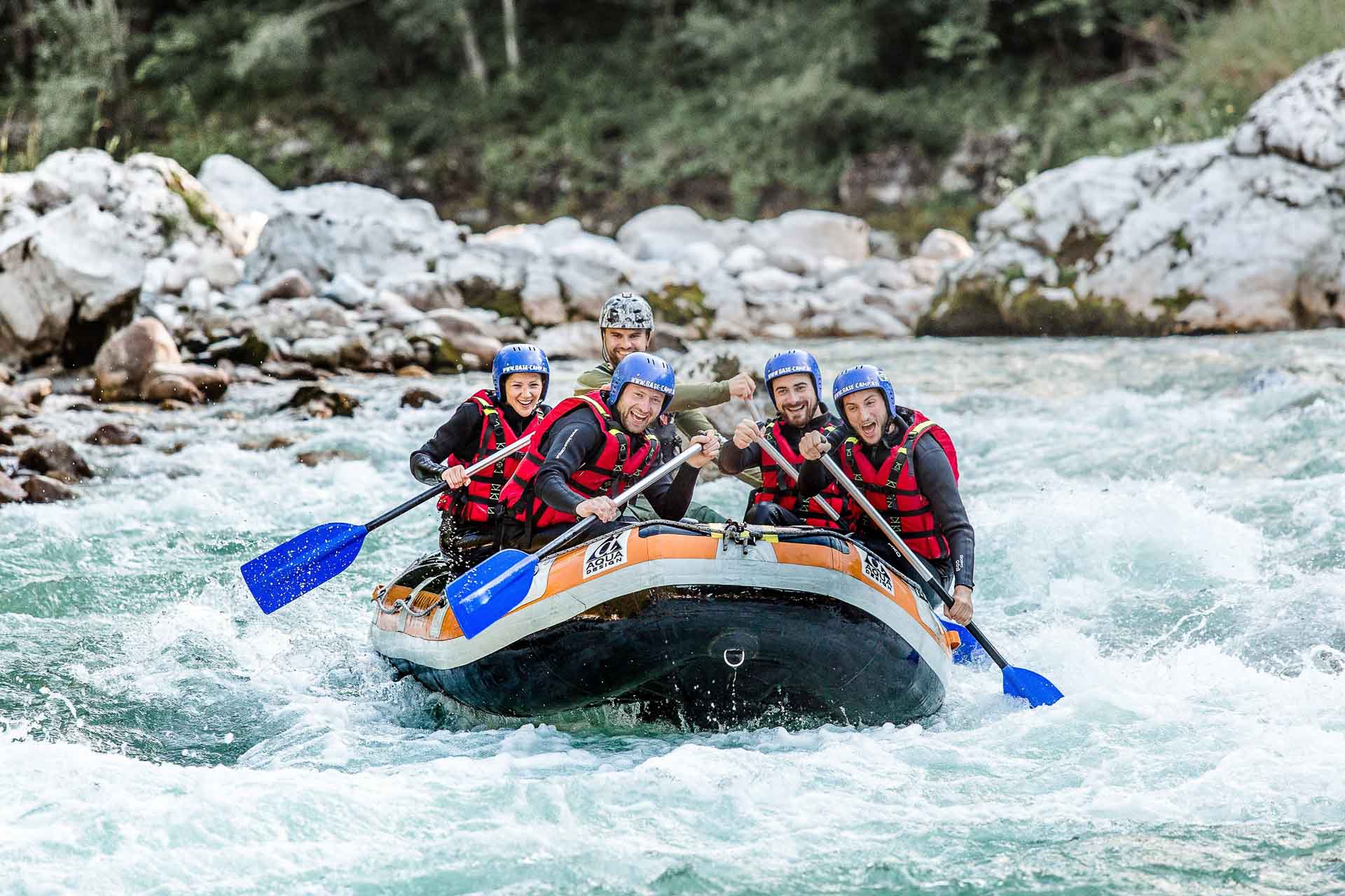 Raftinggruppe mit Guide im Wildwasser der Saalach bei Lofer