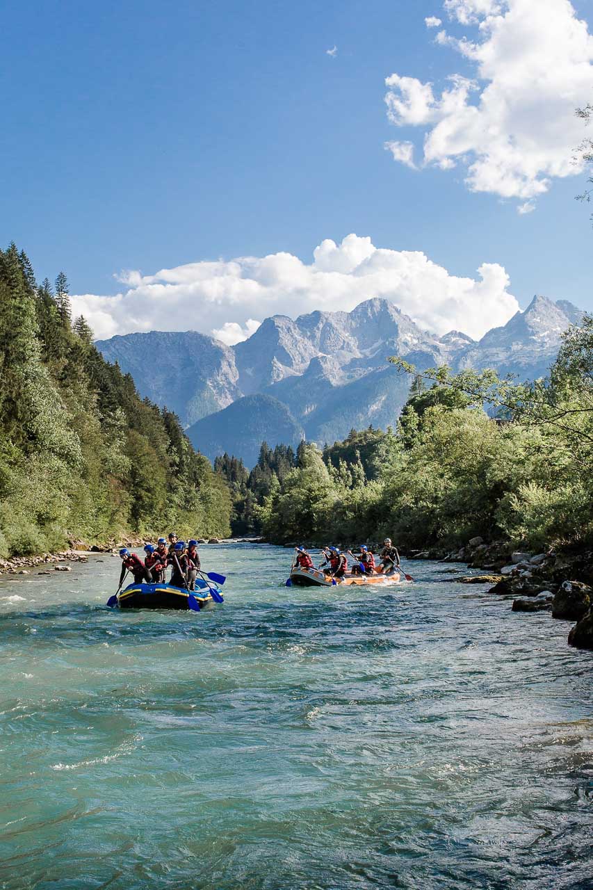 Raftingtour auf der Saalach mit Bergpanorama im Salzburger Saalachtal