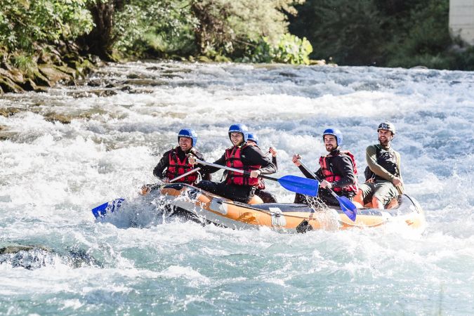 Erfahrene Raftinggruppe fährt durch starkes Wildwasser der Saalach