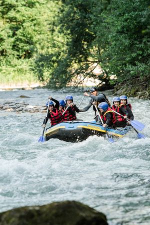 Raftinggruppe paddelt bei der Seven-Rapids-Tour durch die Saalach