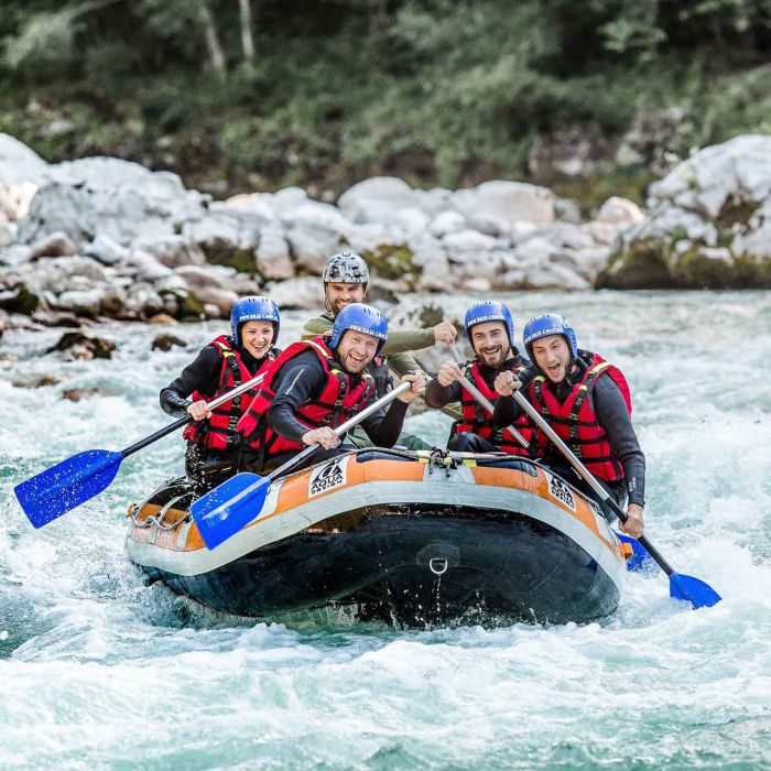 Raftinggruppe mit Guide im Wildwasser der Saalach bei Lofer