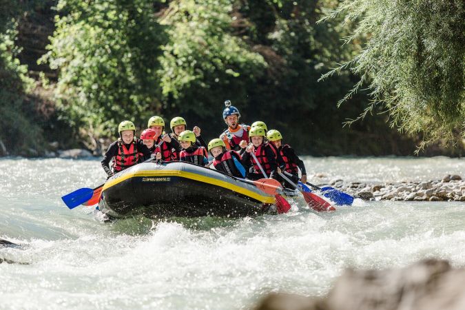 Kinder und Erwachsene bei einer Familien-Raftingtour auf der Saalach