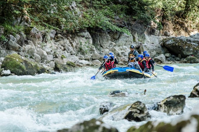 Raftingboot in einer felsigen Wildwasserpassage der Saalach