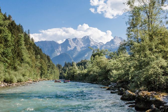 Extrem-Rafting-Abenteuer im Base Camp Lofer – Wildwasser-Action mit Wasserfall, Outdoor-Sport und Naturerlebnis