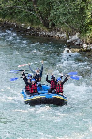 Rafting Tour in Lofer auf der Saalach – Wildwasser Abenteuer im Base Camp mit Action und Naturerlebnis